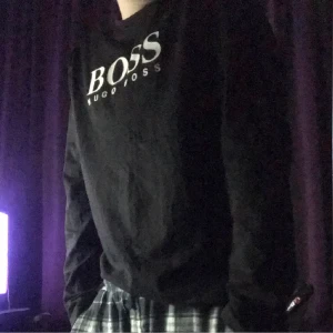 Hugo boss tröja - Detta är en en Hugo boss långtröja som Max är använd 2-3 gånger ( har växt ut den. Kan fraktas eller mötas upp någonstans i Vasastan  . Köparen står för frakten 