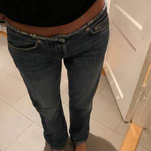 Mellanblåa raka jeans från weekday💙låg midja, aldrig använda med lappen kvar