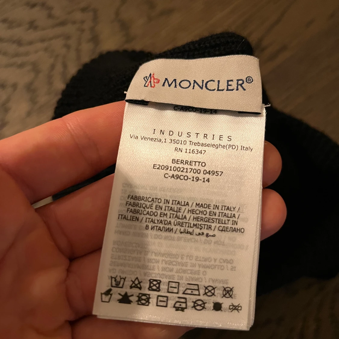 Moncler mössa  - 90