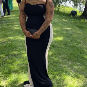 Långklänning  - Jättefin långklänning, använde som balklänning för studenten, så den är endast använd en gång. Köpte här på Plick oanvänd. 