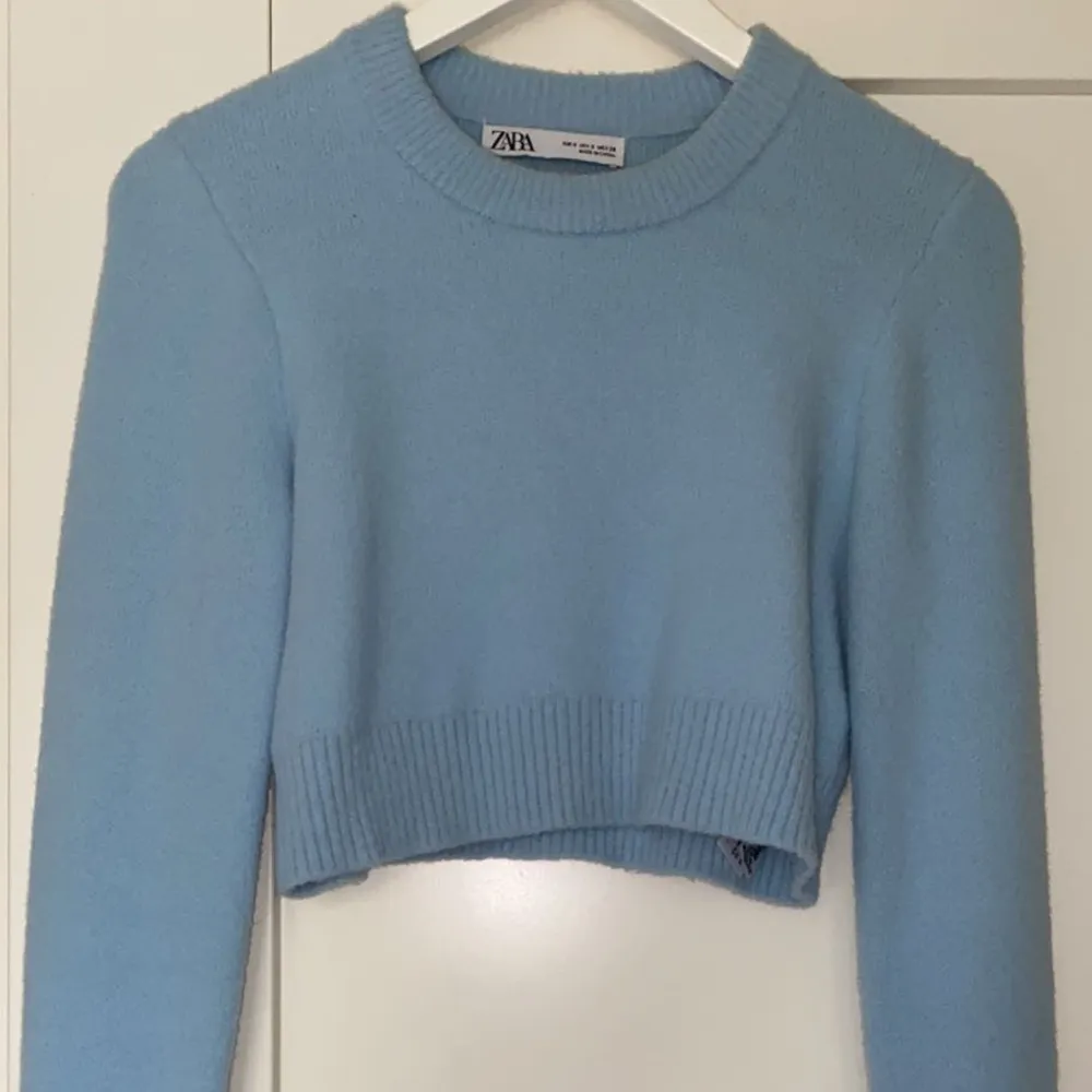 Superfin blå stickad tröja från zara som är lite ”fluffig” i materialet, tröjan är lite kortare i modellen. Aldrig använd så den är precis som ny! . Stickat.