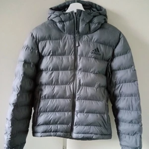 Adidas jacka - Den är i bra skick och väldigt ny. Är i storleken s men passar m.