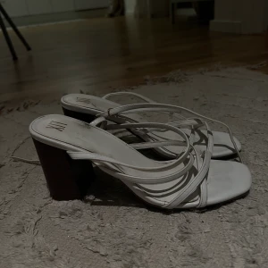 Klackar storlek 40 - Säljer dessa klackar i storlek 40. Lite smutsiga men går bort med en trasa. Nypris ca 800kr frakt tillkommer 59kr, annars hämtas dem i nacka😊