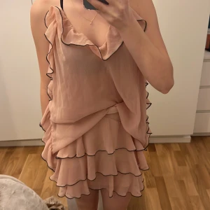 Oanvänt Zara set - Oanvänt set från Zara, kjol i strl S och linne i strl XS. Ordinarie pris 719kr