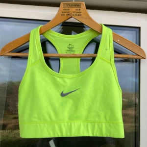 Nike sport-BH strl M - Jättesnygg sport-BH i limefärg. Passar S/M. Knappt använd. Inga skador.