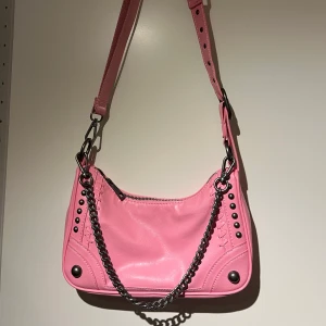 Zara väska - Söt zara väska som jag aldrig använder! Två olika band som är justerbara💕