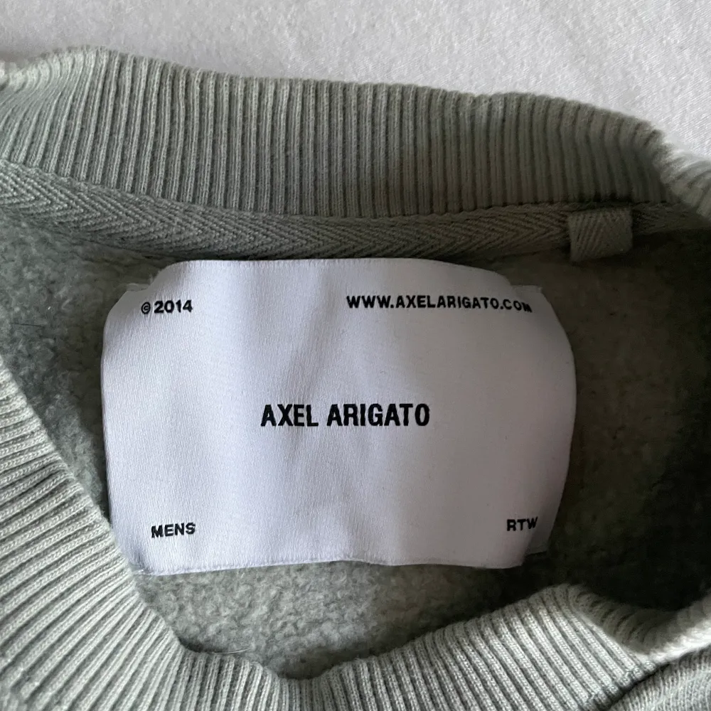 Helt oanvänd sweatshirt från Axel Arigato (beställd på deras hemsida) i storlek S. Nypris är 1700 kr men säljer för 600, pris  kan diskuteras vid snabb affär, men köparen står för frakt. . Tröjor & Koftor.