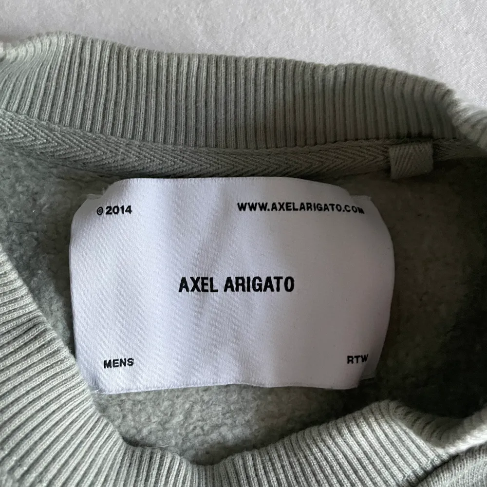 Helt oanvänd sweatshirt från Axel Arigato (beställd på deras hemsida) i storlek S. Nypris är 1700 kr men säljer för 1200, pris  kan diskuteras vid snabb affär, men köparen står för frakt. . Tröjor & Koftor.