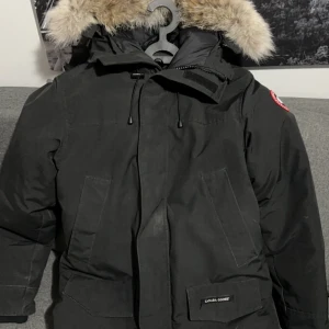 Canada goose jacka - Säljer nu min jacka då den bara ligger köpte den förra vintern. Storlek: S  Ny skick!