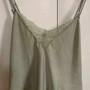 Grönt linne från Hunkemöller  - Superfint linne från Hunkemöller med sjukt snygg öppning på ryggen. Linnet är i storlek XL men då den har reglerbara band passar den utmärkt! Helt ny, med lappen kvar! ❤️ Skriv för fler bilder eller om ni har några frågor 🥰