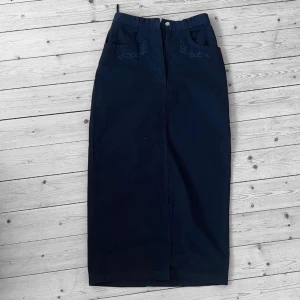 Långkjol - Långkjol i svart jeansmaterial. Strl är 36 men skulle säga att den passar någon med mindre strl. Inga slitningar. 