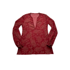 Meshtopp - Mönstrad meshtopp med knytdetaljer på ärmarna. Uppskattas till storlek M men passar även mindre storlekar om man vill att den ska sitta lösare. Ganska genomskinlig, passar att ha något under. Hör av dig om du har frågor eller är intresserad!<3