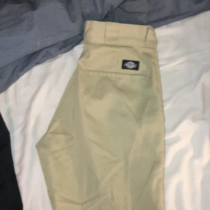 Dickiesxcarlings byxor - Perfekt skick, säljes pga att dom är för små. Skitsnygga, sköna, man får världens bästa röv! Vet ej vilken strlk men skulle säga kanske 36/37. Jag har 38 o ja får på dom men dom sitter väldigt väldigt tajt. Frakt inräknat i priset