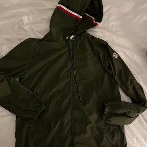 MONCLER - Hej, rensar mina jackor, säljer denna Moncler Grimpeurs storlek 3/S-M, skicket är helt nytt nästan aldrig använd super snygg jacka