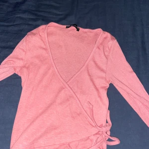 Rosa tröja - Rosa tröja med knytning, knappt använd 