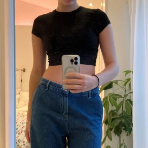 Svart babytee - Baby tee från Weekday. Svart croppad tight. Jättebra skick! Stl S. True to size!