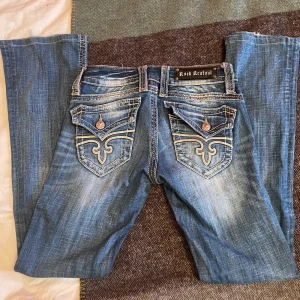 Säljer mina fina lowwaist jeans med fickor på😁 - Mycket fint skick och supersnygga till skolan eller utgång❤️ Midjemått:38 Ytterbensmått:100 innerbensmått:80 Lågmidjade💖👊🏻