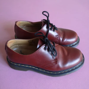 DR MARTENS (36) - DRA MARTENS RED SHOES  Size 36 Worned with some damage at the front.