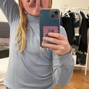 En långärmad tröja från lindex - En gnaska tunn långärmad från Lindex har använts 1 gång 