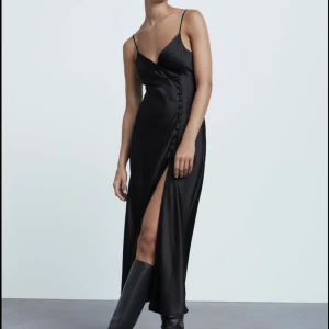 Silkes klänning  - Slutsåld silkesklänning från zara. Perfekt till nyår eller fest 💘Aldrig använd, har bara klippt bort lappen. Står storlek XS men passar S och möjligen en mindre M också. Fraktar eller möts upp i tc ❤️‍🔥