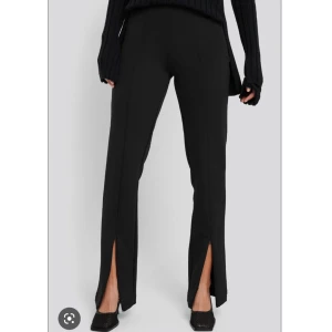 NA-KD byxor med dragkedjadetalj i benslut - Svarta NA-KD byxor med dragkedjadetalj i benslut. Hög midja. Aldrig använda 💗(lånade bilder)