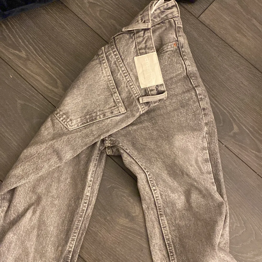 Säljer nu ett par jätte fina jeans från Bershka som är helt oanvända. Säljer dom för att jag inte tycker om dom och det går inte att skicka tillbaka då jag råka riva bort lappen😖 säljer dom för 250 + frakt💗. Jeans & Byxor.