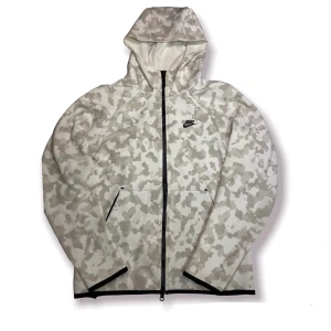 Nike tech fleece tröja - Nike tech fleece tröja. Använd fåtal gånger. Inga synliga fel eller fläckar, skick 9/10. Buda eller köp direkt för 500 + frakt! Om du har någon fråga eller vill ha flera bilder, skicka ett DM🔥