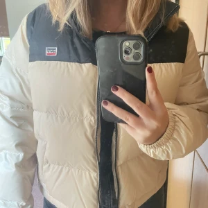 Levis jacka - Oanvänd Levis jacka! Storlek M men passar S. Köpt för 3000kr 