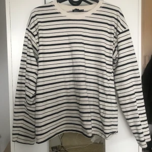 Tröja - Superfin randig tröja från Zara! Säljer för att den är något stor på mig som har xs