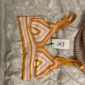 Stickad topp - Säljer denna stickade topp från bikbok i storlek Xs men skulle säga att den är som S då den var stretchig. Aldrig andvänd prislapp kvar 