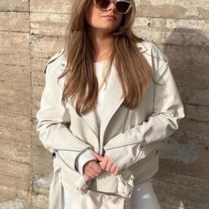 Oversized boyfriend biker jacket - En skinnjacka från missguided i färgen cream 🤍 Storlek 40 så den är i oversized fit! Ordinarie pris är 499kr! 