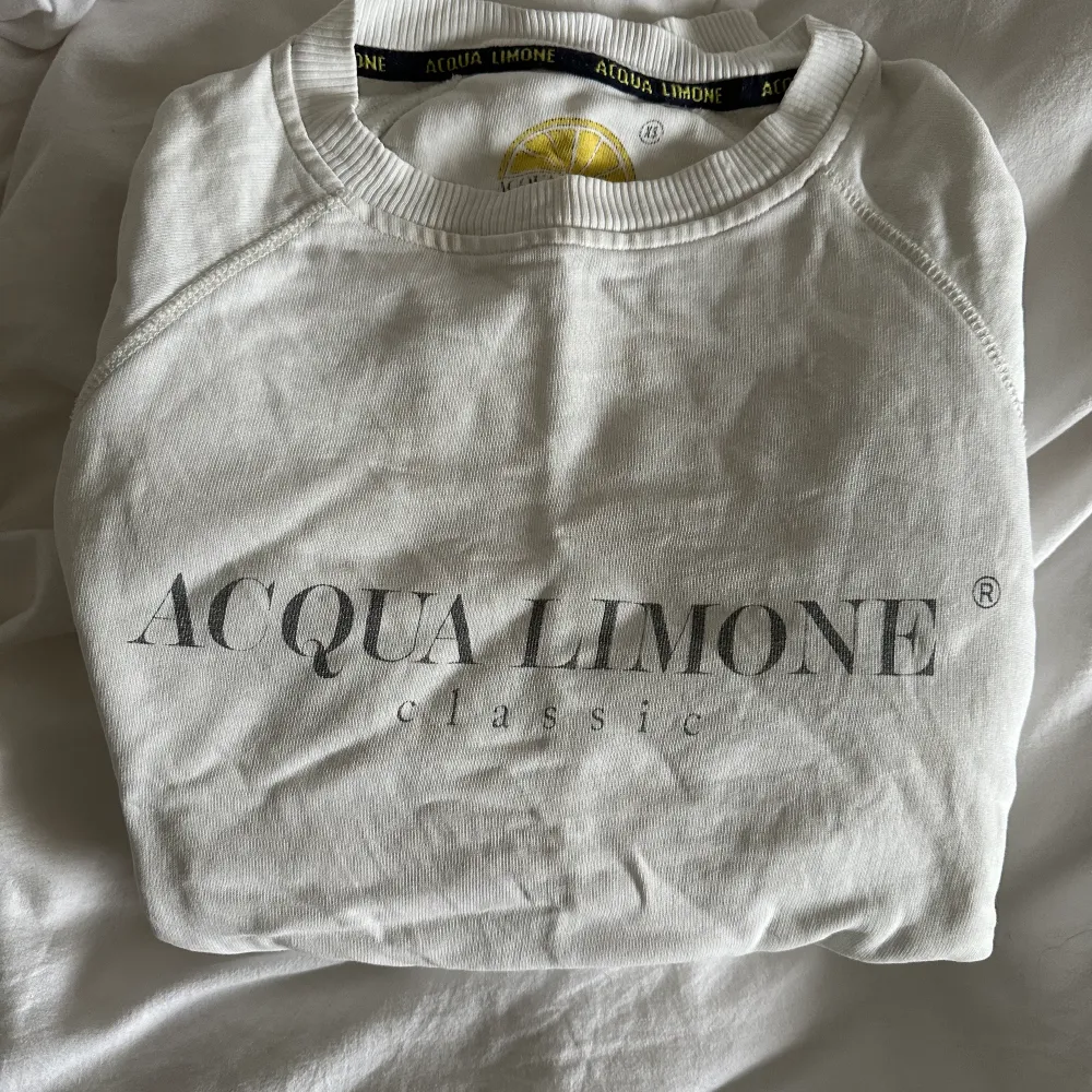 Säljer den trendiga och snygga acqua limone tröjan, som blivit för liten! . Hoodies.