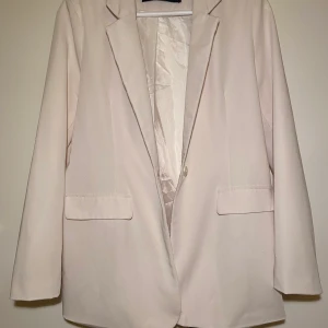 Ljus beige kavaj  - En kavaj/blazer som är lite oversized i en väldigt fin ljust beige färg, från Vero Moda.⭐️ Använd ett fåtal gånger🌸 Storlek 38 