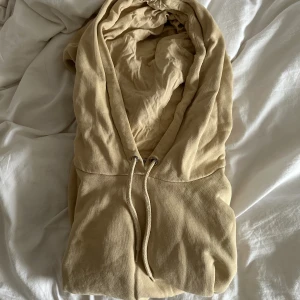 Hoodie från monki - Säljer en super gosig och snygg Hoddie från monki som tyvärr inte kommer till användning, super fint skick och passformen är guld värd! 