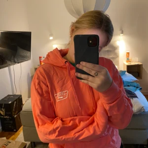 Vans hoodie - Korallfärgad vans hoodie med ett stort tryck på ryggen.  Nypris, 400 Mitt pris, 180