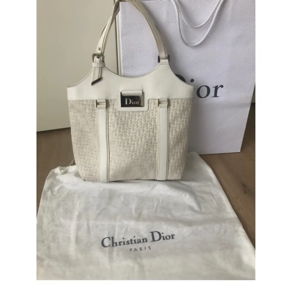 Äkta vintage Dior väska. Säljes med dustbag och väska. Serienr: 05-B0-1025. Fint skick! . Väskor.