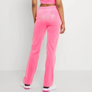 Juicy byxa - Säljer dessa nya juicy couture tina velour byxorna i cotton candy. Byxorna är helt oanvända med prislapp på. Storlek S