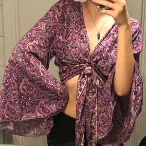 Boho tie top  - En helt oanvänd lila topp med utsvängda ärmar 💕säljer pga att den är för stor✨skriv om ni har några frågor❤️❤️