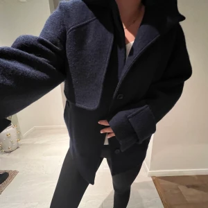 Cos Kappa - Säljer denna jättepopulära kappan från Cos, inga defekter alls! 