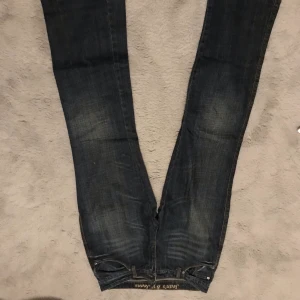  lågmidjade jeans - Säljer nu ett par lågmidjade jeans ifrån jean’s by jeans. De är i storleken 34-36 och sitter väldigt fint. De är köpta för 1200 Skicka pm för flera bilder😃