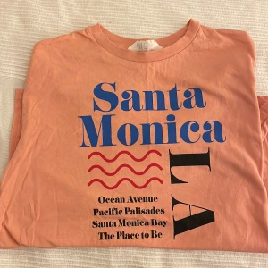 T-shirt - T-shirt med tryck från H&M i nyskick.