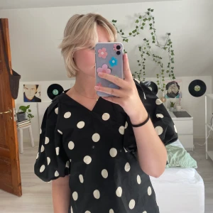 prickig blus - jättesöt blus från & other stories, tyvärr inte min stil längre💕💕