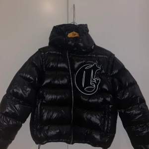 Vinterjacka Corvidae - Säljer denna asfeta jacka på grund av att den inte kom till användning. Löstagbara ärmar och luva, den går alltså att göra till en väst. Nypris 1900kr. Säljer för 1600kr, pris kan diskuteras🙏🏼