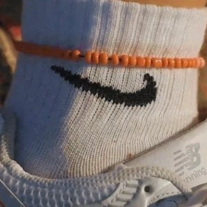 Handmade orange anklet 🔥 - Handmade orange anklet🔥 finns att få i andra färger! Custom och made to order. Se mer på hannashoops.com 🧡50kr styck