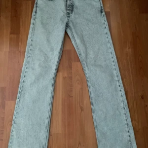 Hope rush jeans grå - Ett par gråa hope rush jeans i bra skick, dem sitter snyggt på, har tyvärr växt ur dem därför säljer jag dem. Pris går att diskutera, det är bara att skriva om frågor eller bilder. Dem är storlek 29 men skulle uppskatta dem till 30