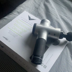 Massagepistol hypervolt - Köpte denna för 2999 från gymgrossisten när jag tränade mycket! Säljer den nu dp jag inte anvönder den lika mkt då jag inte tränar så mkt! Men dem är riktigt skön och grym för både massage och återhämtning. 