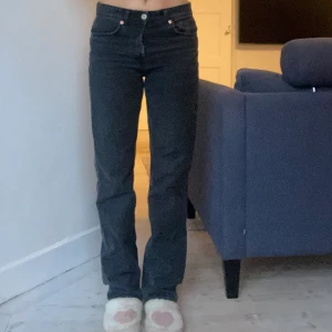 Populära zara jeans - Säljer dessa fina populära mid rise rise jeans i bra skick från zara i storlek 36.