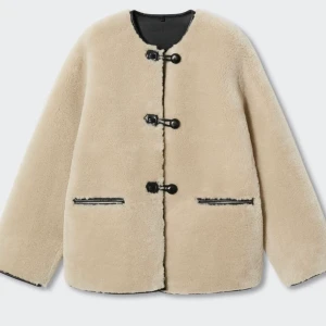 Jacka från mango - Kollar intresse här innan jag skickar tillbaka denna jacka. Alltså i oanvänt skick med lappar kvar. 