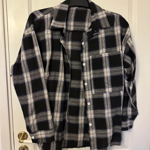 Overshirt/ skjorta  - Blå svart grå skjorta som jag använt några enstaka gånger. Köpt för 179 kr