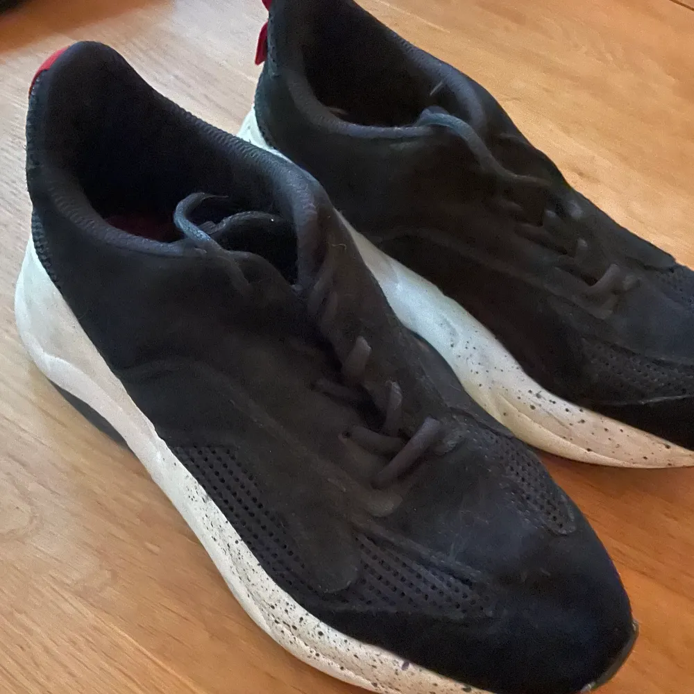 Sneakers från Bianco. Chunky, lite tyngre sula. Tyg + mocka på skons ovansida. Köpt för ett par år sedan men endast använda under någon månads tid. Bra skick!. Skor.